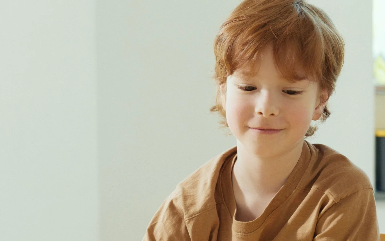 Un enfant manipule des cartes de lettres lors d'une activité de langage.